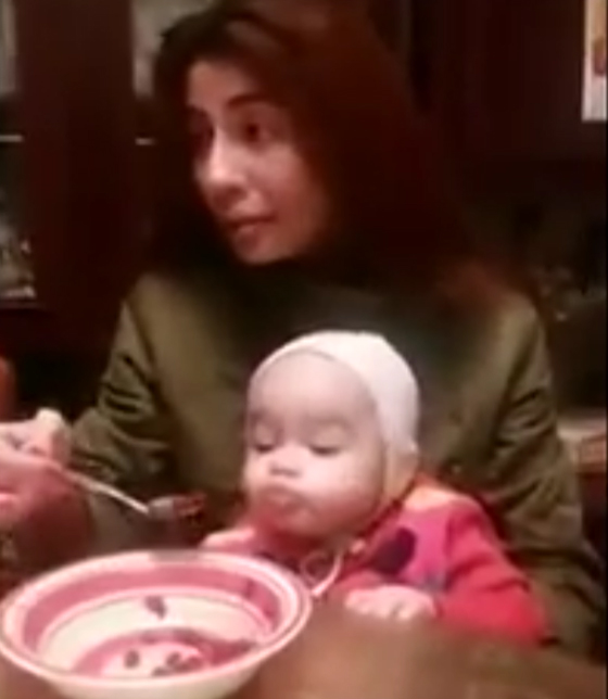 فيديو طريف: شاهد رد فعل طفلة تحاول تذوّق الرمان الذي تتناوله أمها صورة رقم 2 فيديو طريف: شاهد رد فعل طفلة تحاول تذوّق الرمان الذي تتناوله أمها صورة رقم 2