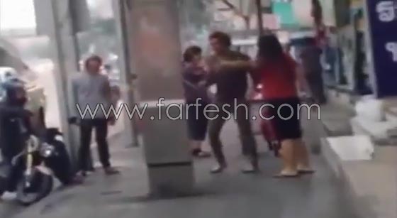 فيديو طريف: امرأة قوية تهاجم زوجها السكير في الشارع بالساطور صورة رقم 1