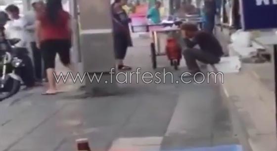  فيديو طريف: امرأة قوية تهاجم زوجها السكير في الشارع بالساطور صورة رقم 2
