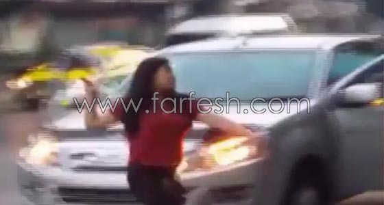  فيديو طريف: امرأة قوية تهاجم زوجها السكير في الشارع بالساطور صورة رقم 3