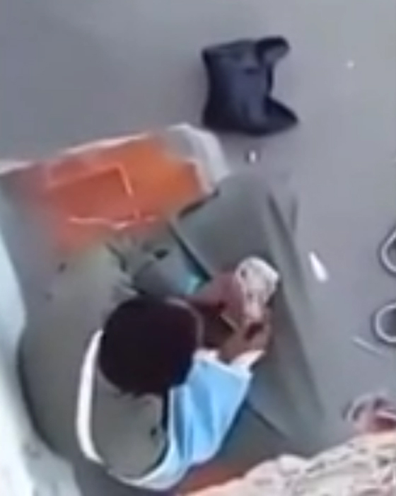كاميرا مراقبة تفضح متسولا وهو يكشف عن غلته الوفيرة.. فيديو صورة رقم 1