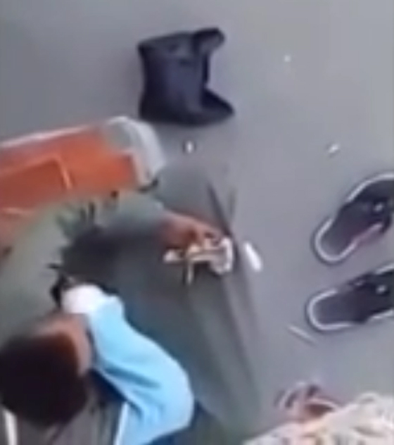 كاميرا مراقبة تفضح متسولا وهو يكشف عن غلته الوفيرة.. فيديو صورة رقم 2