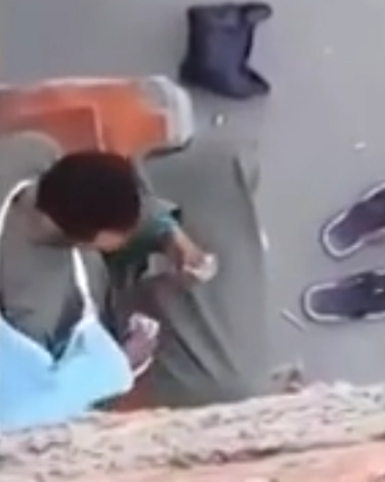 كاميرا مراقبة تفضح متسولا وهو يكشف عن غلته الوفيرة.. فيديو صورة رقم 3