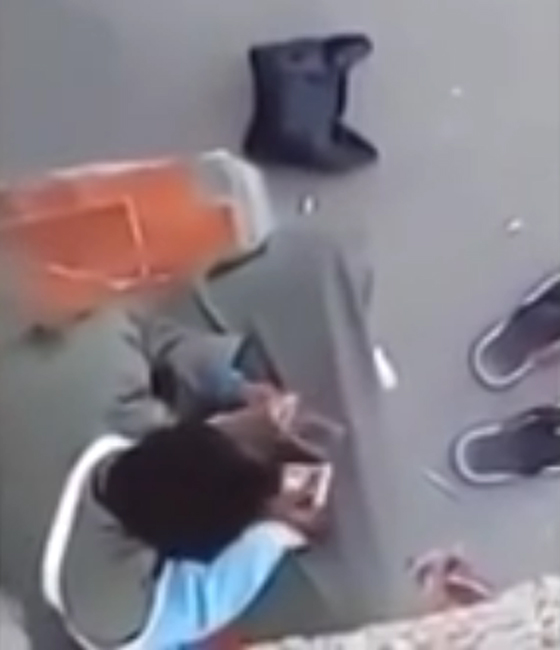 كاميرا مراقبة تفضح متسولا وهو يكشف عن غلته الوفيرة.. فيديو صورة رقم 4