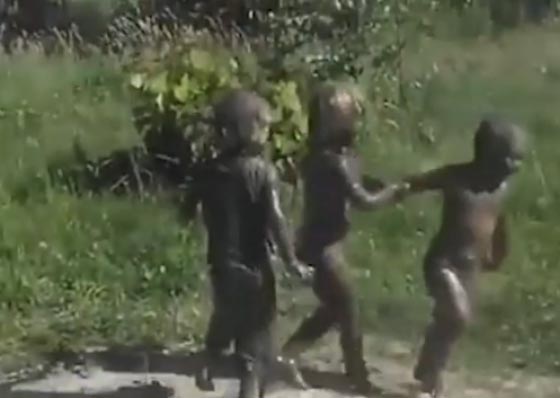 فيديو طريف.. رد فعل صادم لام لدى مشاهدة أطفالها الثلاثة ملطخين بالطين صورة رقم 3