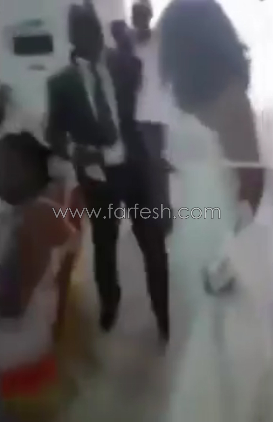 عشيقة سابقة تصدم عريسا يوم زفافه بأسوأ مفاجأة لم يكن يتوقعها.. فيديو صورة رقم 3 عشيقة سابقة تصدم عريسا يوم زفافه بأسوأ مفاجأة لم يكن يتوقعها.. فيديو صورة رقم 3