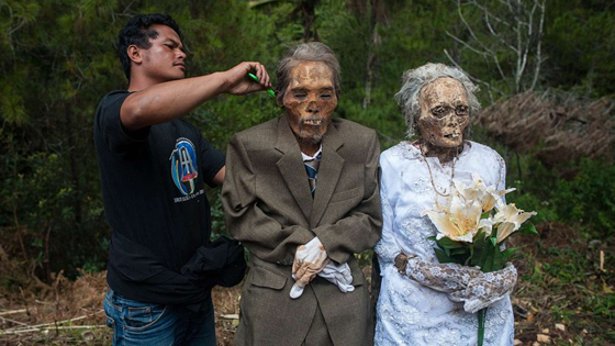 تقاليد غريبة لدفن الموتى.. الزوجة تحرق نفسها اذا مات زوجها! فيديو صورة رقم 4