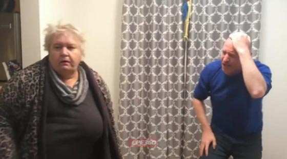 فيديو طريف.. ام عجوز تفلق القرع لتخلص رأس ابنها العالق فيها صورة رقم 5