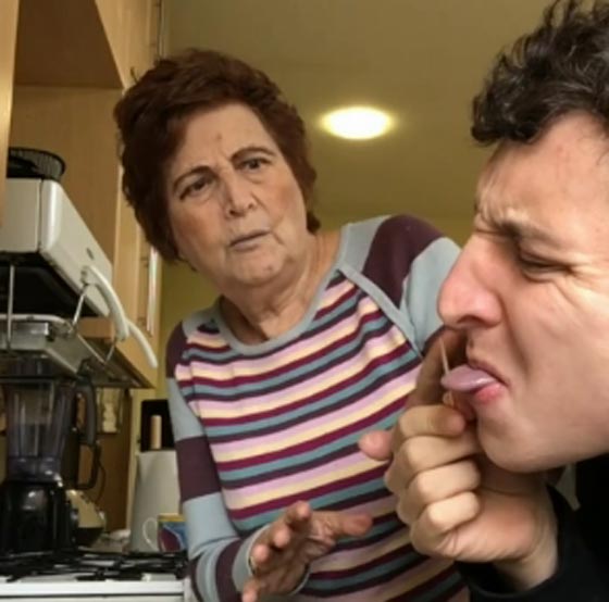 47 مليونا شاهدوا المقالب التي نفذها هذا الشاب بجدته! فيديو صورة رقم 2