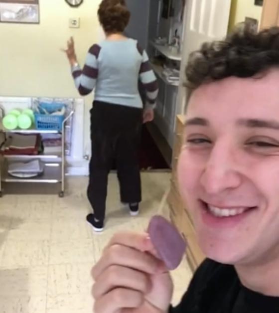 47 مليونا شاهدوا المقالب التي نفذها هذا الشاب بجدته! فيديو صورة رقم 3