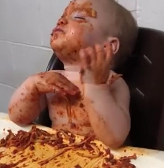 فيديو طريف.. طفلة غالبها النعاس وهي تجاهد من اجل سباغيتي! صورة رقم 3 فيديو طريف.. طفلة غالبها النعاس وهي تجاهد من اجل سباغيتي! صورة رقم 3