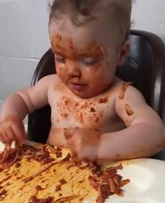 فيديو طريف.. طفلة غالبها النعاس وهي تجاهد من اجل سباغيتي! صورة رقم 4 فيديو طريف.. طفلة غالبها النعاس وهي تجاهد من اجل سباغيتي! صورة رقم 4
