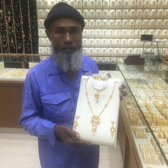 السخرية من عامل نظافة ينظر بحسرة الى محل مجوهرات حققت له حلما صورة رقم 4 السخرية من عامل نظافة ينظر بحسرة الى محل مجوهرات حققت له حلما صورة رقم 4