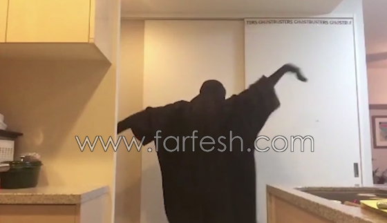 شبح يؤدي رقصة غريبة عجيبة تشعل مواقع التواصل.. فيديو صورة رقم 4 شبح يؤدي رقصة غريبة عجيبة تشعل مواقع التواصل.. فيديو صورة رقم 4