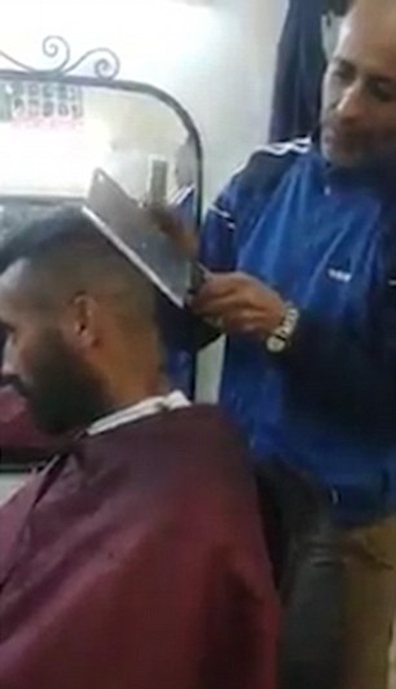 فيديو طريف: حلاق يقص شعر الزبائن باستعمال الساطور والشاكوش  صورة رقم 2