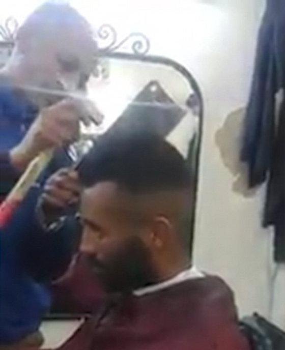 فيديو طريف: حلاق يقص شعر الزبائن باستعمال الساطور والشاكوش  صورة رقم 3
