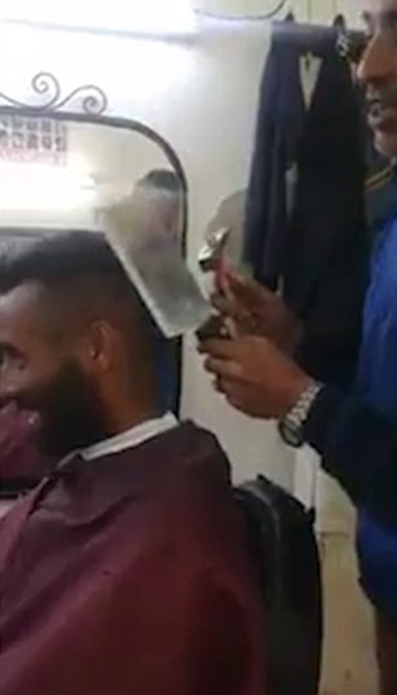 فيديو طريف: حلاق يقص شعر الزبائن باستعمال الساطور والشاكوش  صورة رقم 4