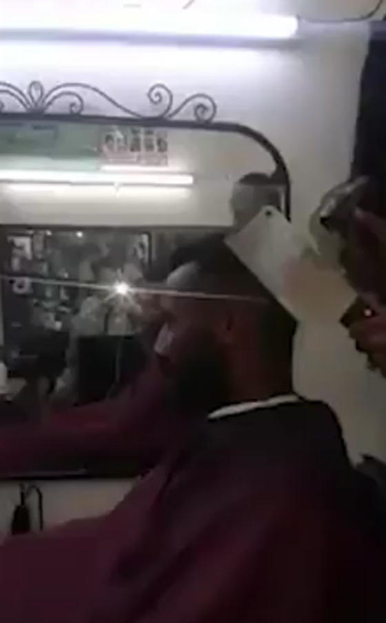 فيديو طريف: حلاق يقص شعر الزبائن باستعمال الساطور والشاكوش  صورة رقم 5