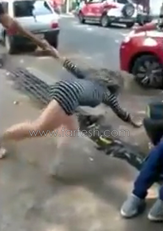 فيديو  فتاة ترقص مع صديقها تسقط داخل  مجرى صرف المياه! صورة رقم 4