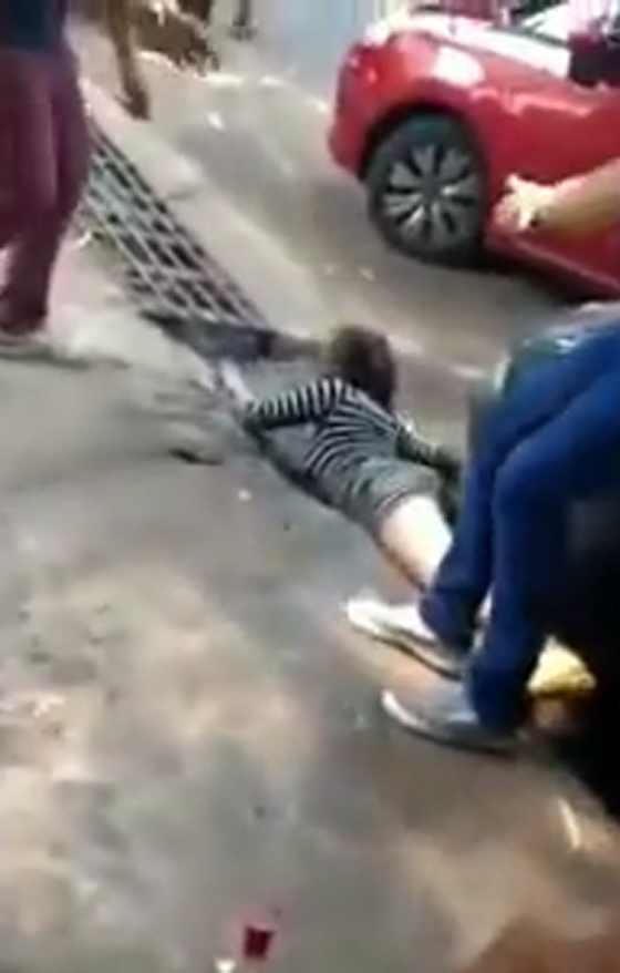 فيديو  فتاة ترقص مع صديقها تسقط داخل  مجرى صرف المياه! صورة رقم 5