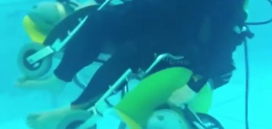 الغاية تبرر.. غواص مقعد يبتكر اول كرسي متحرك تحت الماء! فيديو صورة رقم 2