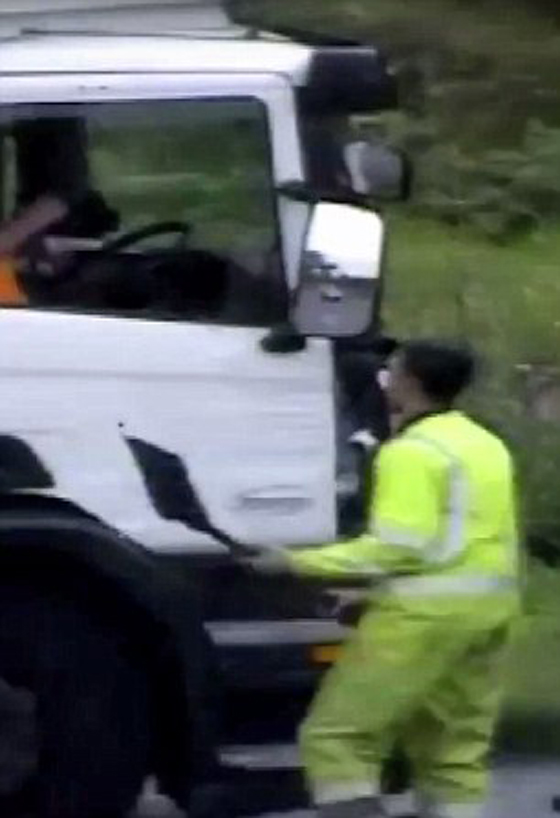 فيديو عنيف: اكثر السائقين جنوناً يدمر شاحنة كبيرة ويهاجم صاحبها! صورة رقم 4