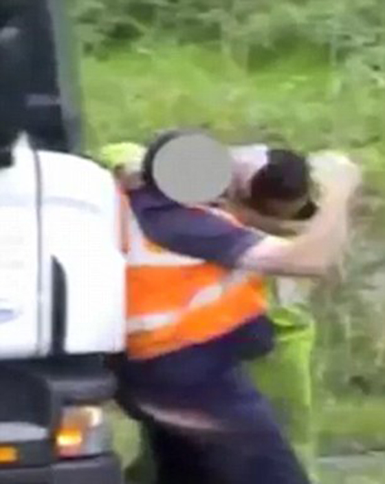 فيديو عنيف: اكثر السائقين جنوناً يدمر شاحنة كبيرة ويهاجم صاحبها! صورة رقم 9