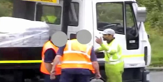 فيديو عنيف: اكثر السائقين جنوناً يدمر شاحنة كبيرة ويهاجم صاحبها! صورة رقم 6