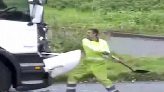 فيديو عنيف: اكثر السائقين جنوناً يدمر شاحنة كبيرة ويهاجم صاحبها! صورة رقم 2