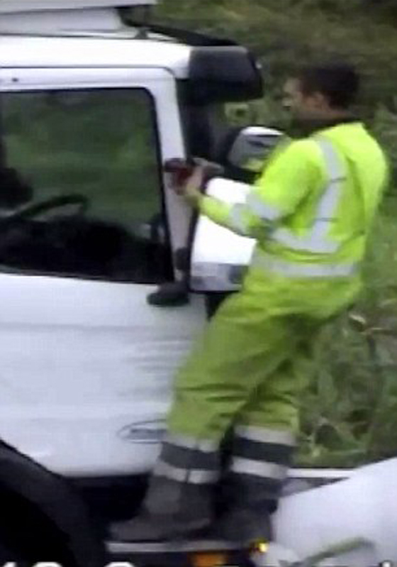 فيديو عنيف: اكثر السائقين جنوناً يدمر شاحنة كبيرة ويهاجم صاحبها! صورة رقم 5