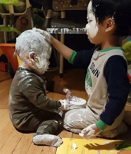 شاهدوا ما فعل الطفلان في غياب والدتهما صورة رقم 2
