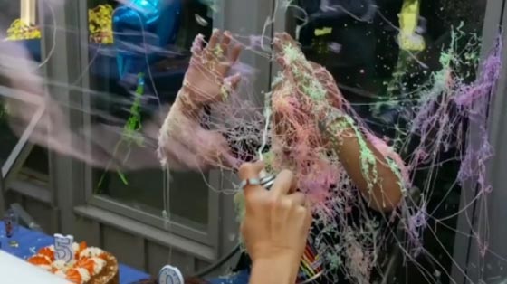 فيديو مضحك: كوارث أعياد الميلاد: ضحك وبكاء وسقوط كعكة العيد ومشاجرات صورة رقم 7