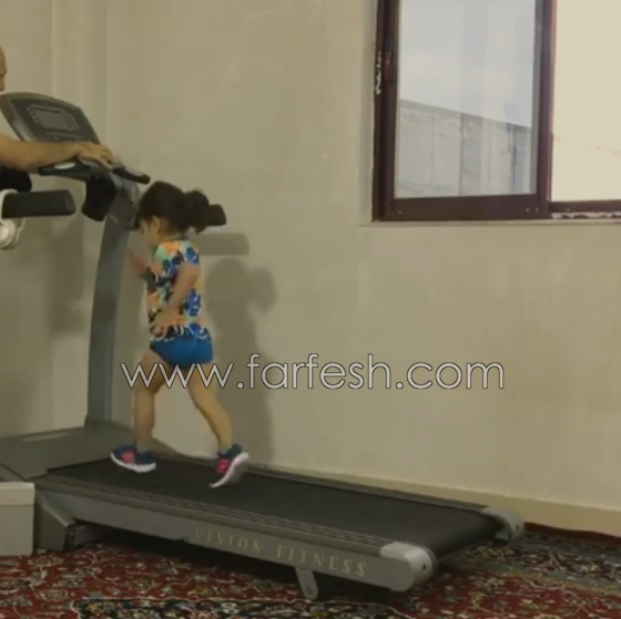 فيديو مثير.. طفلة تركض على مشاية كهربائية تشعل مواقع التواصل صورة رقم 3 فيديو مثير.. طفلة تركض على مشاية كهربائية تشعل مواقع التواصل صورة رقم 3
