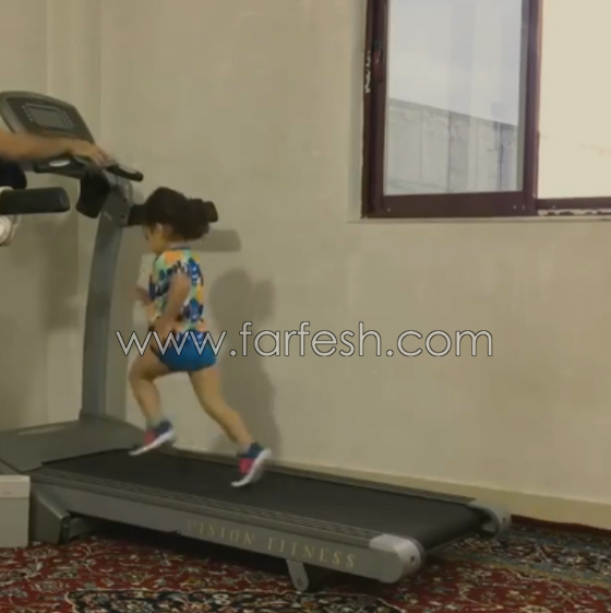 فيديو مثير.. طفلة تركض على مشاية كهربائية تشعل مواقع التواصل صورة رقم 4 فيديو مثير.. طفلة تركض على مشاية كهربائية تشعل مواقع التواصل صورة رقم 4