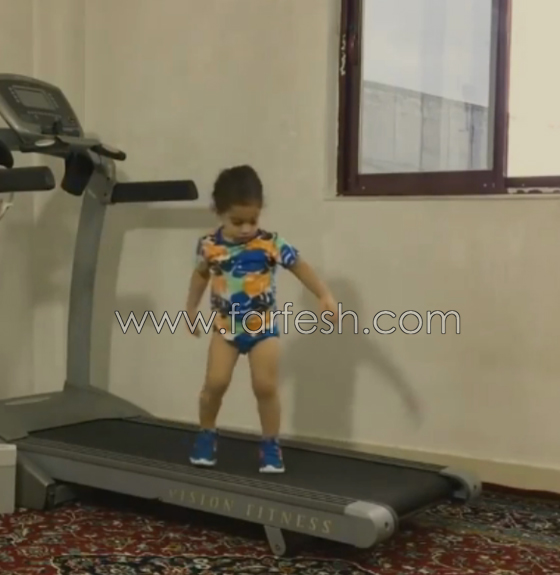 فيديو مثير.. طفلة تركض على مشاية كهربائية تشعل مواقع التواصل صورة رقم 6 فيديو مثير.. طفلة تركض على مشاية كهربائية تشعل مواقع التواصل صورة رقم 6