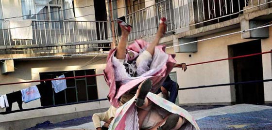 تنانير متطايرة على حلبة المصارعة العنيفة لنساء بوليفيا المتمردات صورة رقم 2 تنانير متطايرة على حلبة المصارعة العنيفة لنساء بوليفيا المتمردات صورة رقم 2