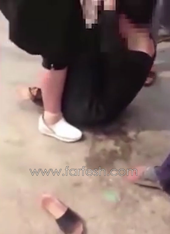 بالفيديو علقة ساخنة.. سيدة تهاجم عشيقة زوجها وتلقنها درسًا قاسيًا صورة رقم 2 بالفيديو علقة ساخنة.. سيدة تهاجم عشيقة زوجها وتلقنها درسًا قاسيًا صورة رقم 2