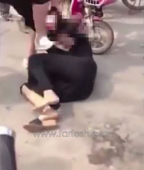 بالفيديو علقة ساخنة.. سيدة تهاجم عشيقة زوجها وتلقنها درسًا قاسيًا صورة رقم 3 بالفيديو علقة ساخنة.. سيدة تهاجم عشيقة زوجها وتلقنها درسًا قاسيًا صورة رقم 3