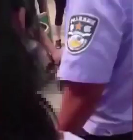 بالفيديو علقة ساخنة.. سيدة تهاجم عشيقة زوجها وتلقنها درسًا قاسيًا صورة رقم 8