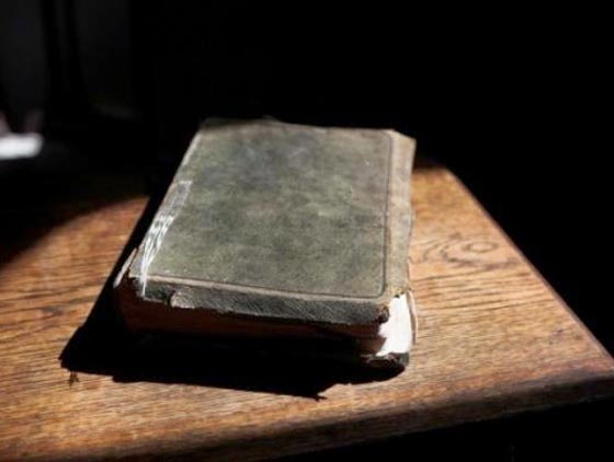 سر الكتاب الغامض الذي يقتل كل من بقرأه او حتى يلمسه! صورة رقم 1 سر الكتاب الغامض الذي يقتل كل من بقرأه او حتى يلمسه! صورة رقم 1