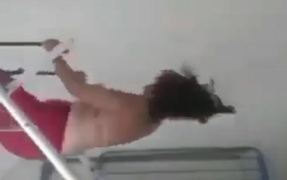 شاهد وتمتع ولا تجرب.. هذه اغرب السقطات المحرجة بعين الكاميرا صورة رقم 2