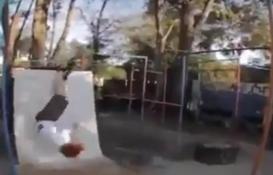 شاهد وتمتع ولا تجرب.. هذه اغرب السقطات المحرجة بعين الكاميرا صورة رقم 6