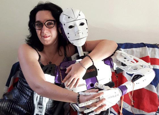جنون الفرنسيين: امرأة وقعت في حب (روبوت) يعيش معها وينويان الزواج! صورة رقم 2 جنون الفرنسيين: امرأة وقعت في حب (روبوت) يعيش معها وينويان الزواج! صورة رقم 2