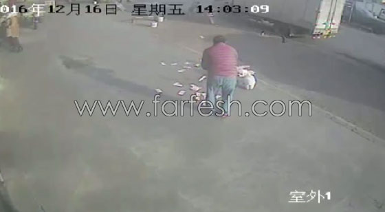 شاهد كيف تناثرت اموال هذا الرجل وماذا فعل الناس من اجله؟! صورة رقم 3