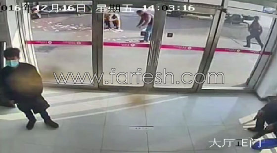 شاهد كيف تناثرت اموال هذا الرجل وماذا فعل الناس من اجله؟! صورة رقم 5