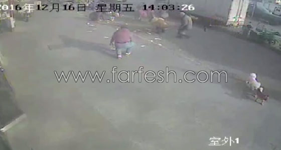 شاهد كيف تناثرت اموال هذا الرجل وماذا فعل الناس من اجله؟! صورة رقم 6
