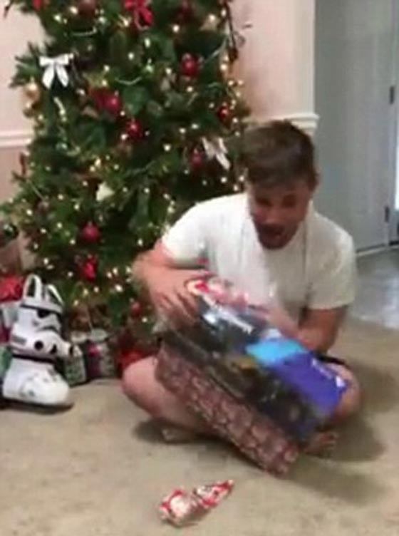 فيديو وصور.. القطة الغيورة تهاجم شابا لدى تلقيه هدية الميلاد وتهشمه! صورة رقم 5