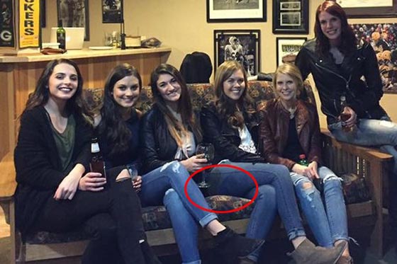 ما حقيقة صورة فتاة تبدو بثلاث ارجل؟! تمعن بها واكتشف الحقيقة! صورة رقم 2
