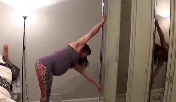 امرأة حامل ترقص على عمود حتى لحظة وضع مولودها.. فيديو صورة رقم 7