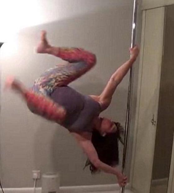 امرأة حامل ترقص على عمود حتى لحظة وضع مولودها.. فيديو صورة رقم 6